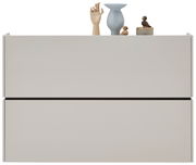 Moderner Hängeschuhschrank in minimalistischem Design, frontal abgebildet, mit Dekorationen auf der Oberseite.