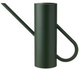 Dunkelgrüne, zylindrische Gießkanne mit langem, schmalem Ausguss und gebogenem Griff, seitliche Ansicht.