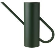 Dunkelgrüne, zylindrische Gießkanne mit langem, schmalem Ausguss und gebogenem Griff, seitliche Ansicht.