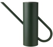 Dunkelgrüne, zylindrische Gießkanne mit langem, schmalem Ausguss und gebogenem Griff, seitliche Ansicht.