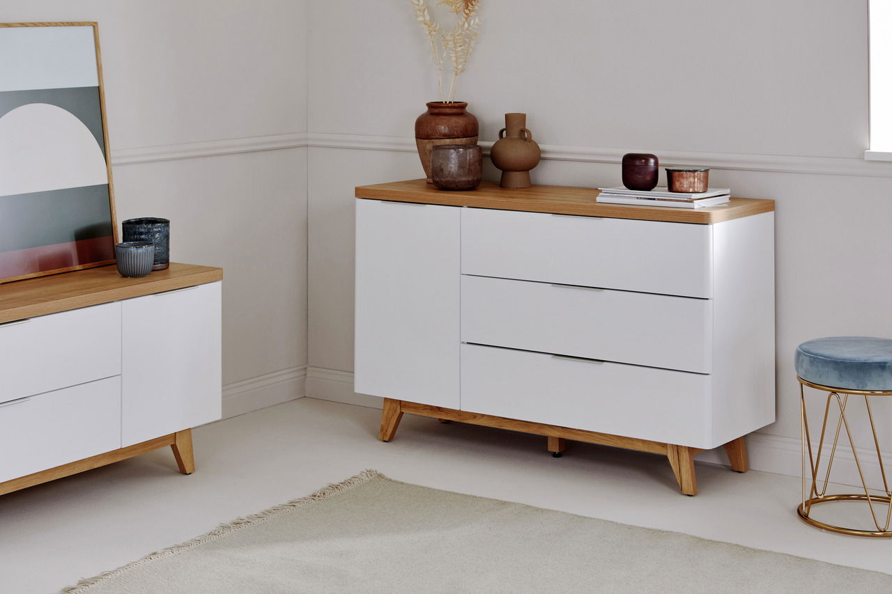 Weiße Kommode mit Holzoberfläche und drei Schubladen, seitliche Perspektive