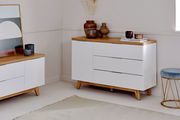 Weiße Kommode mit Holzoberfläche und drei Schubladen, seitliche Perspektive