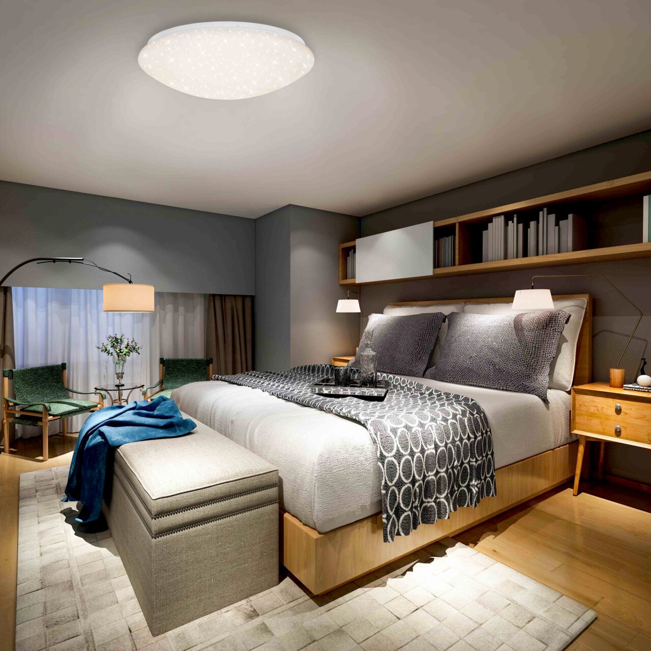 LED Sternenhimmel-Deckenleuchte in einem stilvoll eingerichteten Schlafzimmer, von unten betrachtet.