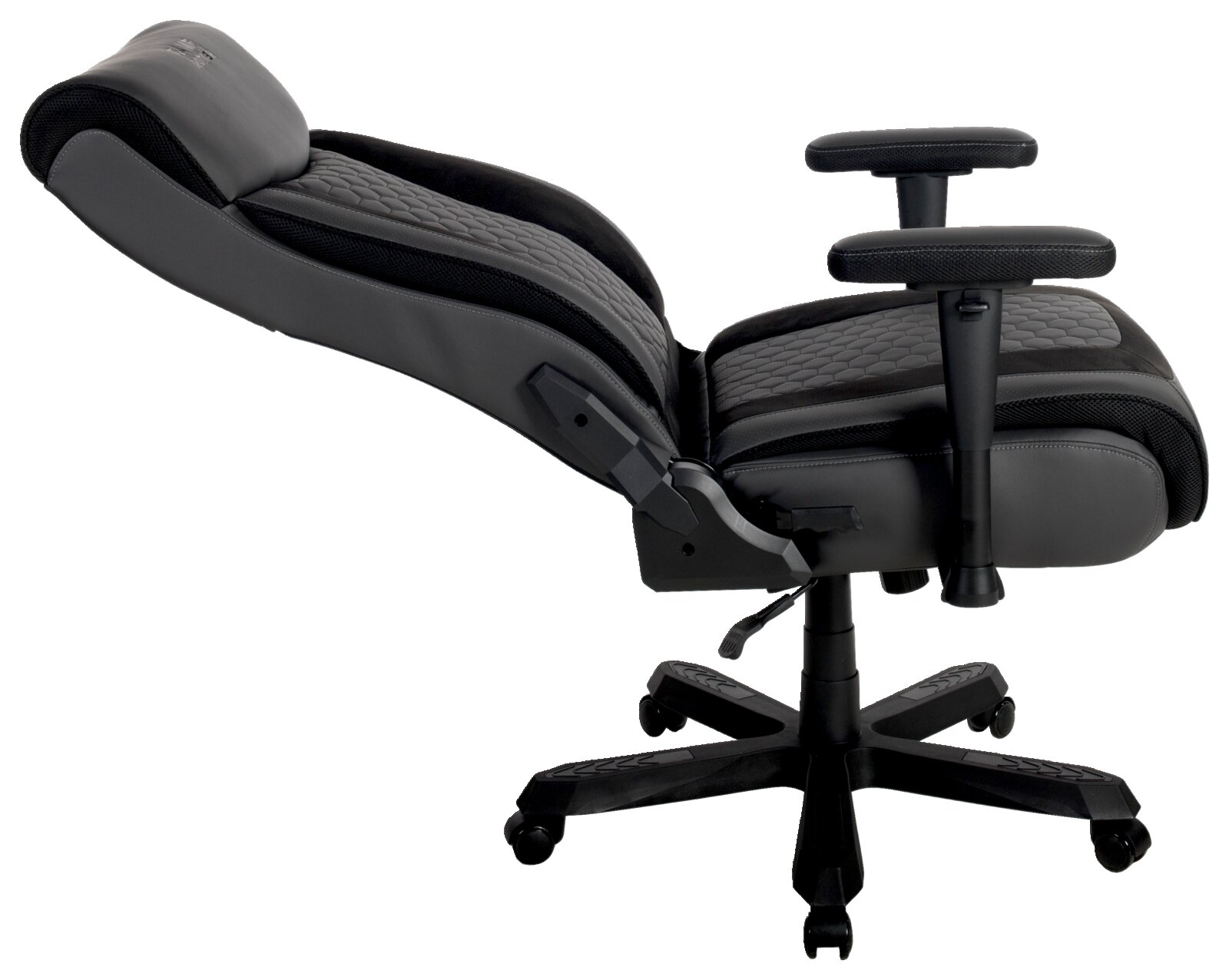 Schwarz-grauer Gaming-Stuhl/Bürostuhl mit hoher Rückenlehne und Kopfstütze, gepolsterter Sitzfläche, verstellbaren Armlehnen und Rollenfußkreuz, Rückenlehne weit nach hinten geneigt; Seitenansicht von links