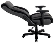 Schwarz-grauer Gaming-Stuhl/Bürostuhl mit hoher Rückenlehne und Kopfstütze, gepolsterter Sitzfläche, verstellbaren Armlehnen und Rollenfußkreuz, Rückenlehne weit nach hinten geneigt; Seitenansicht von links