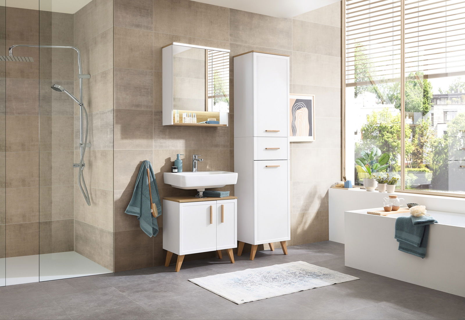 Moderner weißer Hochschrank im Badezimmer, frontal betrachtet, neben Waschbecken und Spiegel.