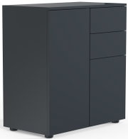Dunkelgrauer, minimalistischer Sideboard-Schrank mit glatten Fronten und Füßen, gezeigt aus schräger Vorderansicht von links (3/4-Perspektive) vor weißem Hintergrund