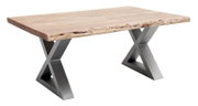 Moderne salontafel met houten blad en X-vormige metalen poten, zijaanzicht
