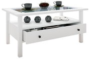 Weißer Couchtisch mit Glasplatte, Ablagefach und herausgezogener Schublade, darauf Tassen und Obstschale; Perspektive: schräg von vorne links
