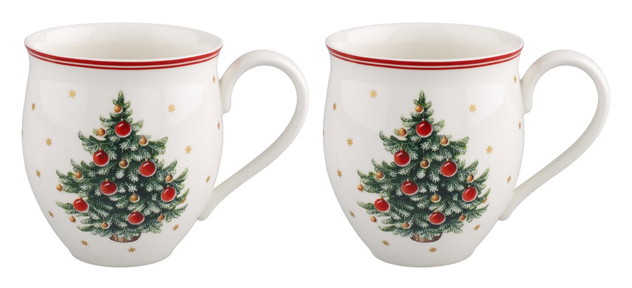 Villeroy & Boch Becher mit Henkel 2-tlg. Zwei weiße Tassen mit Henkel, verziert mit einem Weihnachtsbaum-Motiv und roten Streifen am Rand, aus seitlicher Perspektive.