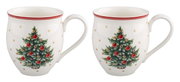 Zwei weiße Tassen mit Henkel, verziert mit einem Weihnachtsbaum-Motiv und roten Streifen am Rand, aus seitlicher Perspektive.