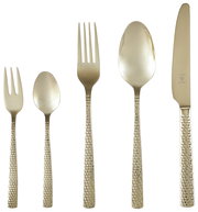 Goldfarbenes Besteckset Sunset, bestehend aus Gabel, Messer, Esslöffel, Teelöffel und Kuchengabel, mit gehämmerter Oberfläche, frontal abgebildet.