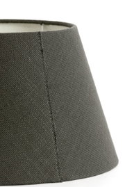 Nahaufnahme eines runden, grauen Lampenschirms aus Stoff, seitliche Perspektive