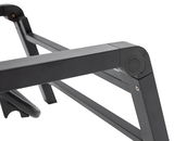 Nahaufnahme des Rahmens einer Gartenliege aus Metall, seitliche Perspektive.