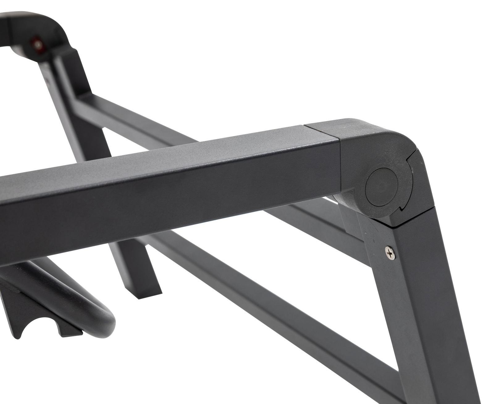 Nahaufnahme des Rahmens einer Gartenliege aus Metall, seitliche Perspektive.