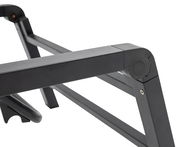 Nahaufnahme des Rahmens einer Gartenliege aus Metall, seitliche Perspektive.