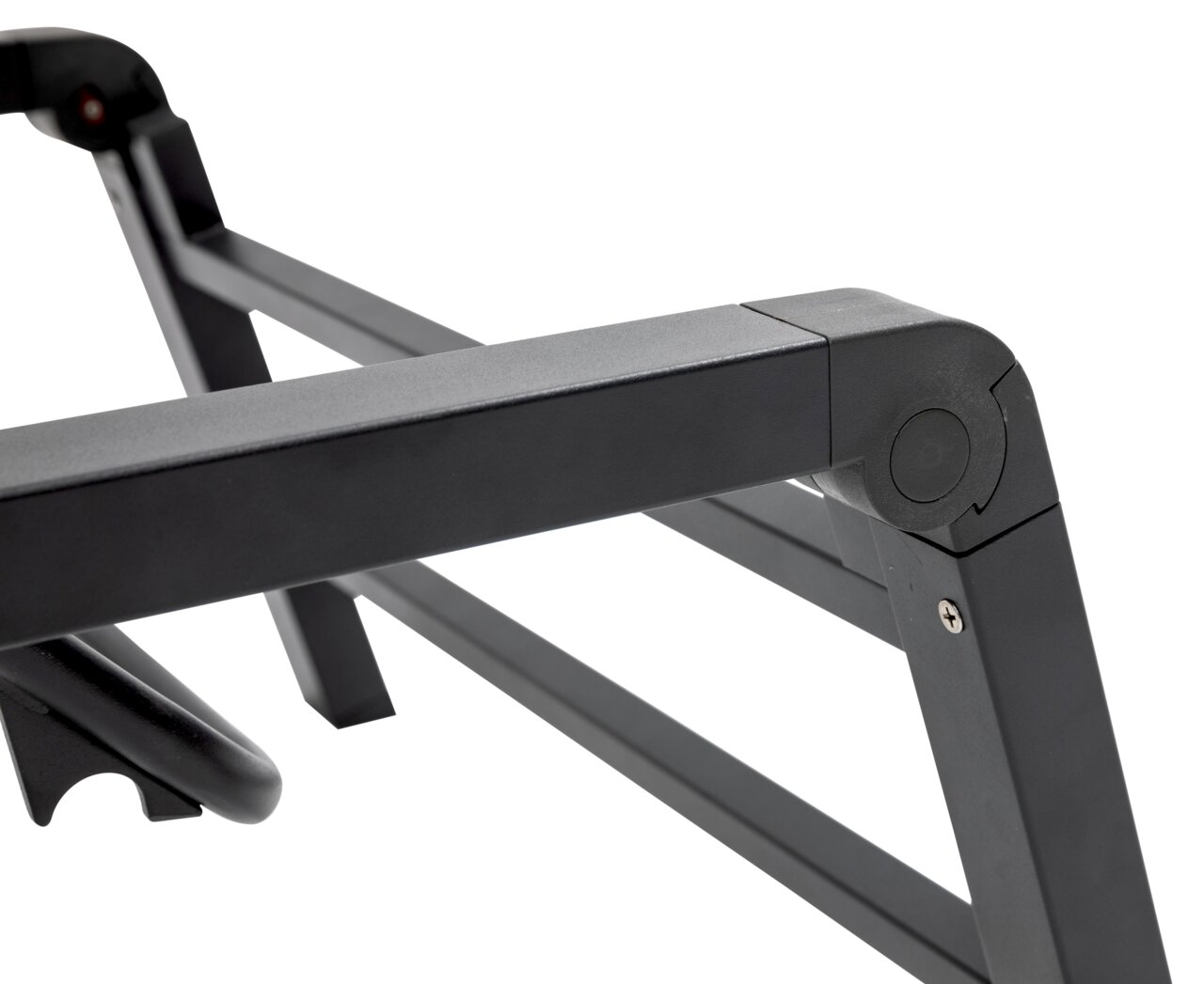 Close-up van het frame van een metalen tuinstoel, gezien vanaf de zijkant.
