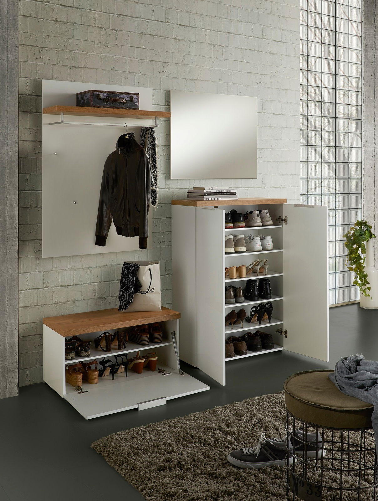 Moderne Garderobeneinrichtung mit Schuhschrank, Bank und Garderobenpaneel in einer hellen, stilvollen Umgebung. Perspektive von vorne.