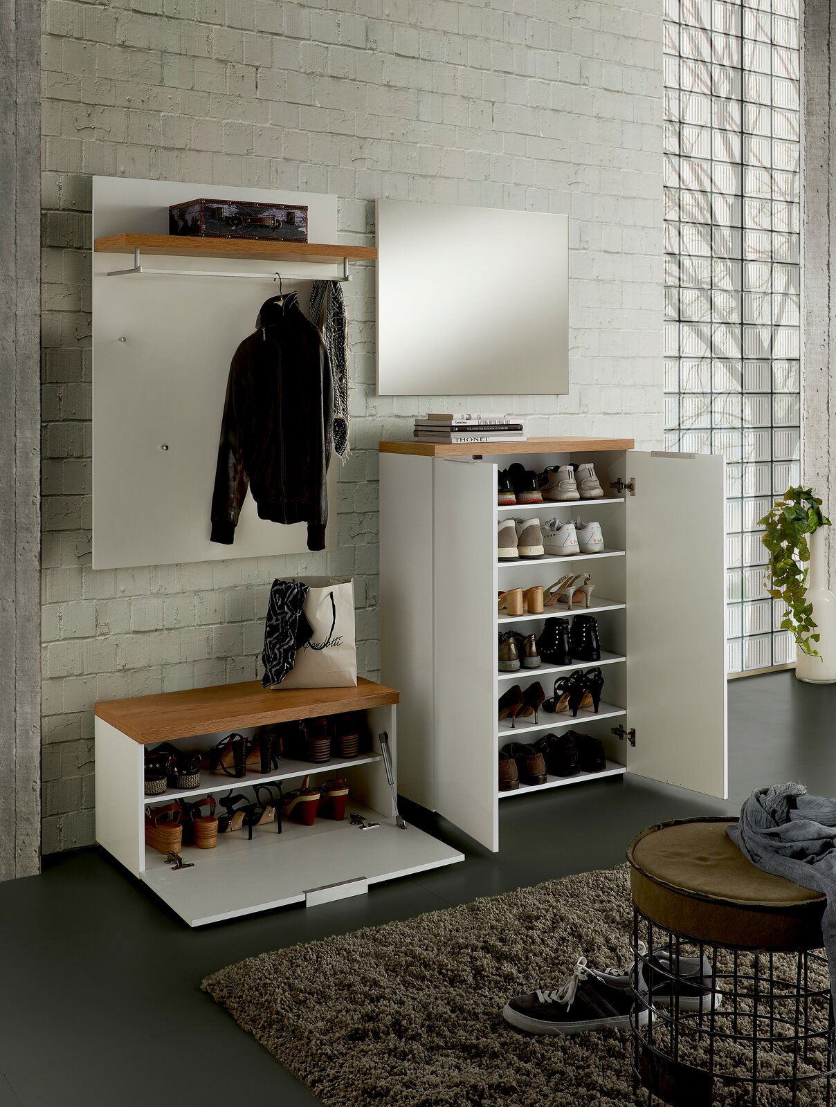 Moderne Garderobeneinrichtung mit Schuhschrank, Bank und Garderobenpaneel in einer hellen, stilvollen Umgebung. Perspektive von vorne.