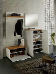 Moderne Garderobeneinrichtung mit Schuhschrank, Bank und Garderobenpaneel in einer hellen, stilvollen Umgebung. Perspektive von vorne.