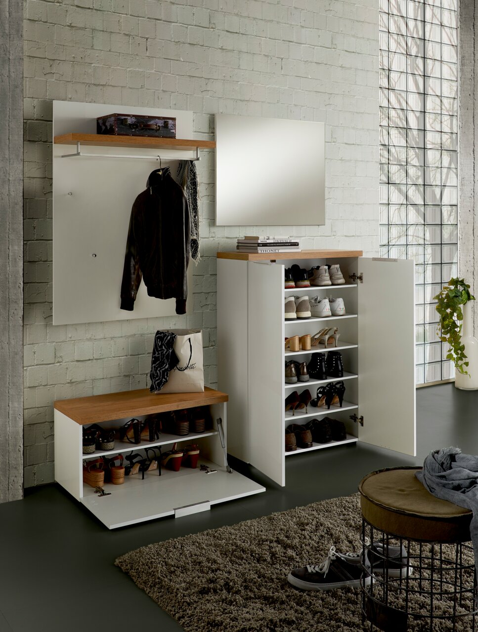 Moderne Garderobeneinrichtung mit Schuhschrank, Bank und Garderobenpaneel in einer hellen, stilvollen Umgebung. Perspektive von vorne.