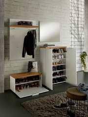 Moderne Garderobeneinrichtung mit Schuhschrank, Bank und Garderobenpaneel in einer hellen, stilvollen Umgebung. Perspektive von vorne.