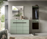 Modernes Flur-Set in Salbeigrün mit Sideboard, Wandspiegel und Garderobenpaneel mit Haken und Ablage, frontal aus leicht erhöhter Perspektive fotografiert
