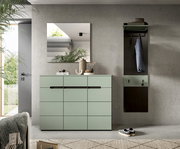 Modernes Flur-Set in Salbeigrün mit Sideboard, Wandspiegel und Garderobenpaneel mit Haken und Ablage, frontal aus leicht erhöhter Perspektive fotografiert