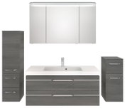 Modern badkamermeubel in grijze houtlook met wastafel, spiegelkast en opbergruimte, vooraanzicht.