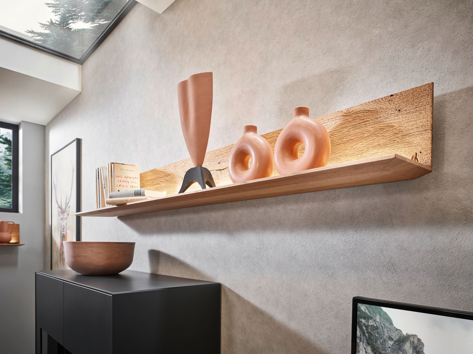 Holzwandpaneel mit dekorativen Objekten, seitliche Perspektive