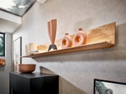 Houten wandpaneel met decoratieve voorwerpen, zijaanzicht