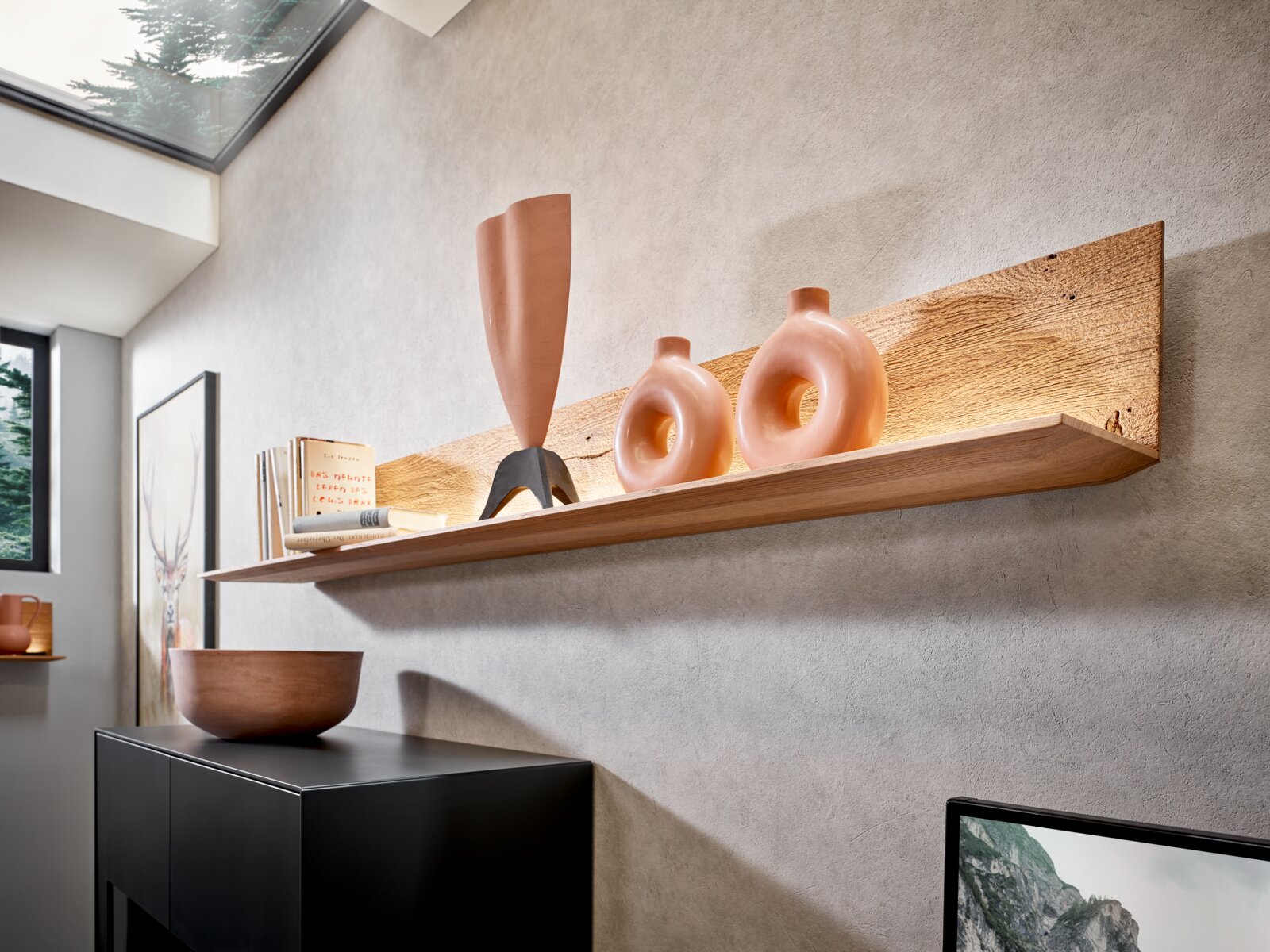 Houten wandpaneel met decoratieve voorwerpen, zijaanzicht