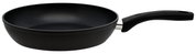Schwarze Bratpfanne Lukullus 28cm mit ergonomischem Griff, seitliche Perspektive