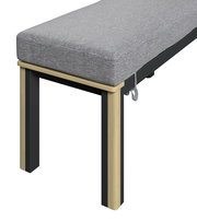 Detailansicht einer modernen Bank mit grauem Polster und Holzbeinen, seitliche Perspektive.