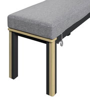 Detailansicht einer modernen Bank mit grauem Polster und Holzbeinen, seitliche Perspektive.