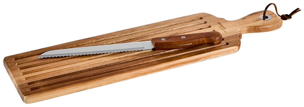 Holz-Schneidebrett mit Rillen und Griffschlaufe, darauf ein Brotmesser mit Wellenschliff und Holzgriff, freigestellt in schräger Draufsicht