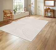 Moderner Webteppich in einem hellen Raum mit Holzboden, dekoriert mit Pflanzen und Möbeln, aus der Perspektive von schräg oben.