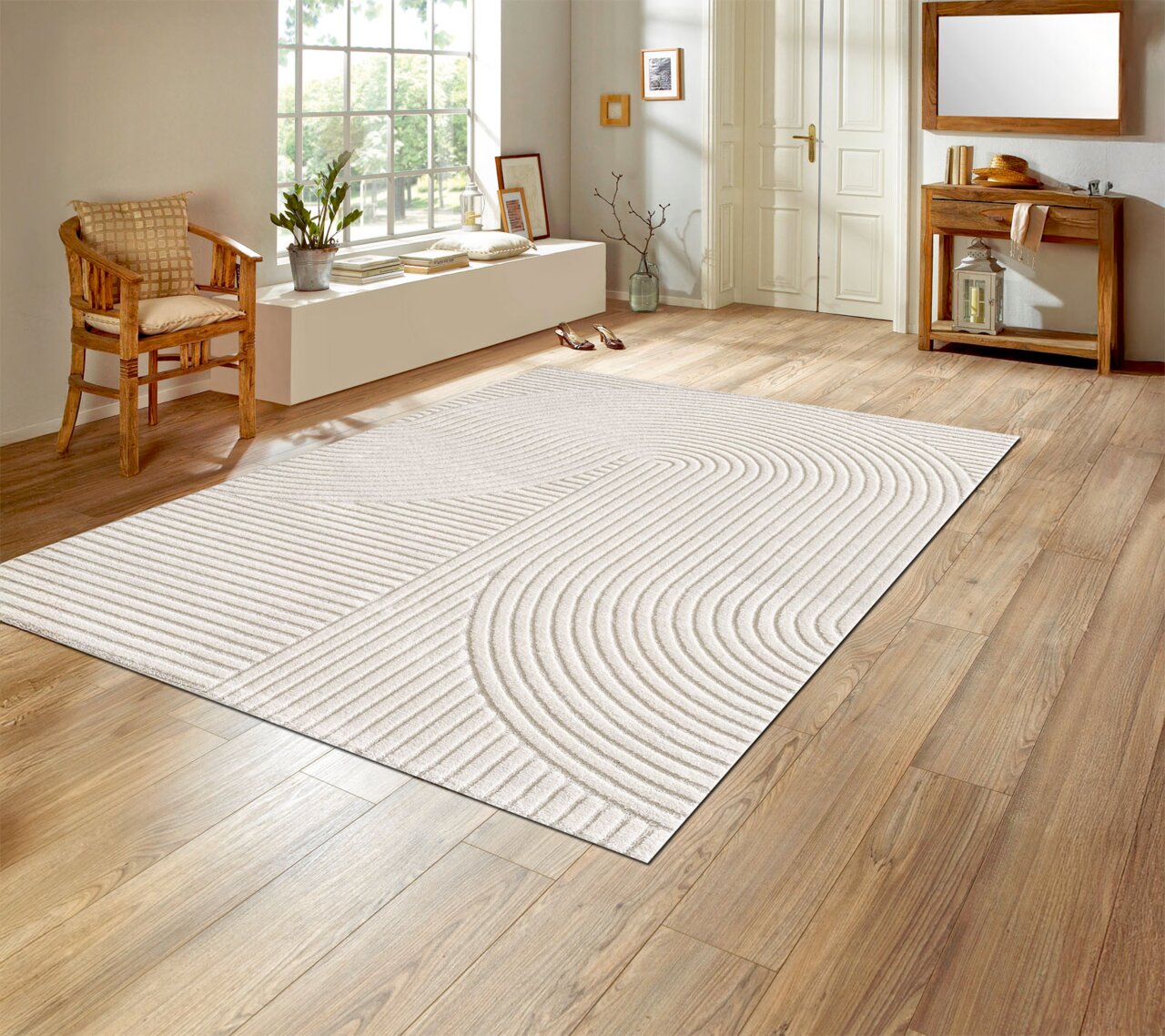 Merinos Webteppich ELIO Moderner Webteppich in einem hellen Raum mit Holzboden, dekoriert mit Pflanzen und Möbeln, aus der Perspektive von schräg oben.