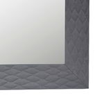 Nahaufnahme eines rechteckigen Spiegels mit grauem, strukturiertem Rahmen.