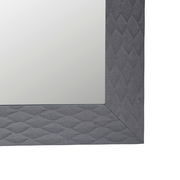 Nahaufnahme eines rechteckigen Spiegels mit grauem, strukturiertem Rahmen.