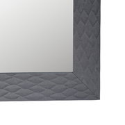 Nahaufnahme eines rechteckigen Spiegels mit grauem, strukturiertem Rahmen.