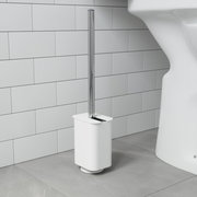 Toilettenbürste in modernem Design mit weißem Behälter und verchromtem Griff, seitliche Perspektive im Badezimmer