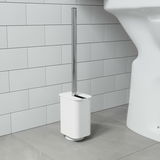 Toilettenbürste in modernem Design mit weißem Behälter und verchromtem Griff, seitliche Perspektive im Badezimmer