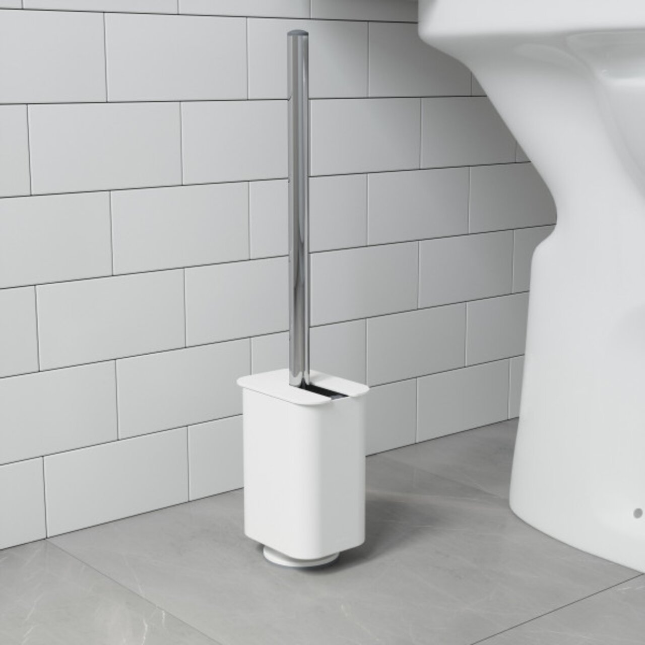 Toilettenbürste in modernem Design mit weißem Behälter und verchromtem Griff, seitliche Perspektive im Badezimmer