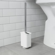 Toilettenbürste in modernem Design mit weißem Behälter und verchromtem Griff, seitliche Perspektive im Badezimmer