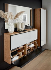 Garderoben-Set mit Holz- und Weißelementen, bestehend aus einem großen Spiegel, einem Schuhschrank mit Klapptüren und einem hohen Schrank. Dekoriert mit Vasen und Kerzenhaltern, seitliche Perspektive.