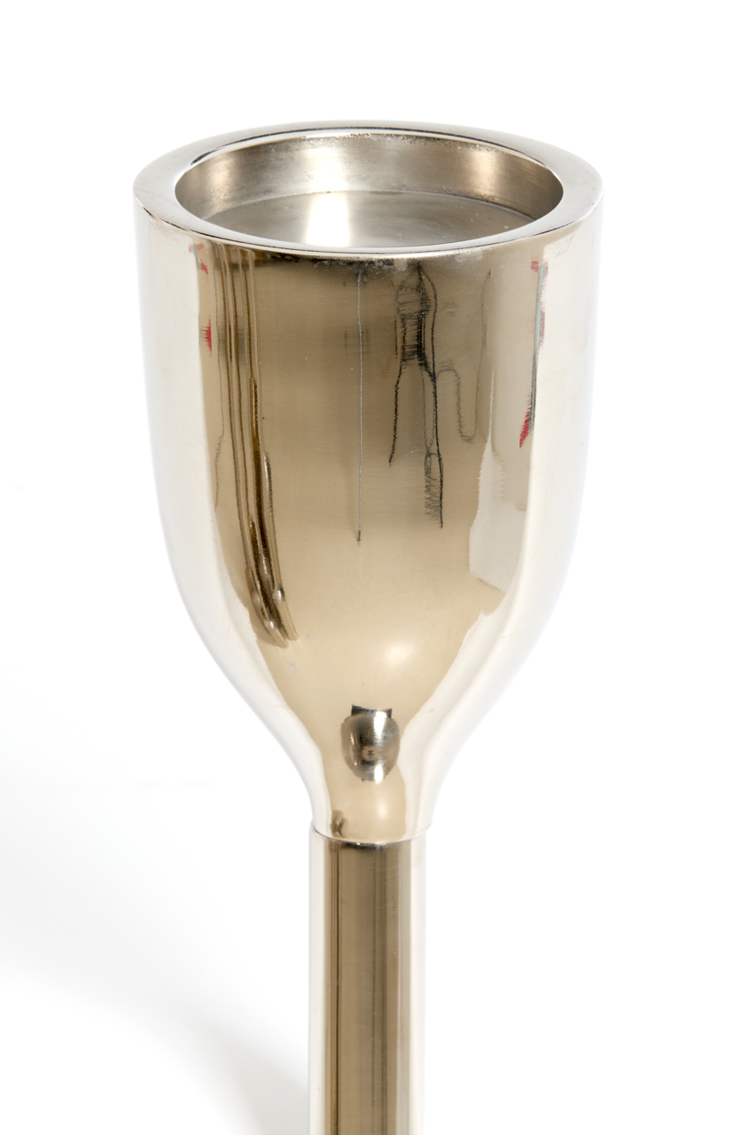 Nahaufnahme eines glänzenden, metallischen Kerzenhalters mit zylindrischer Form und glatter Oberfläche.