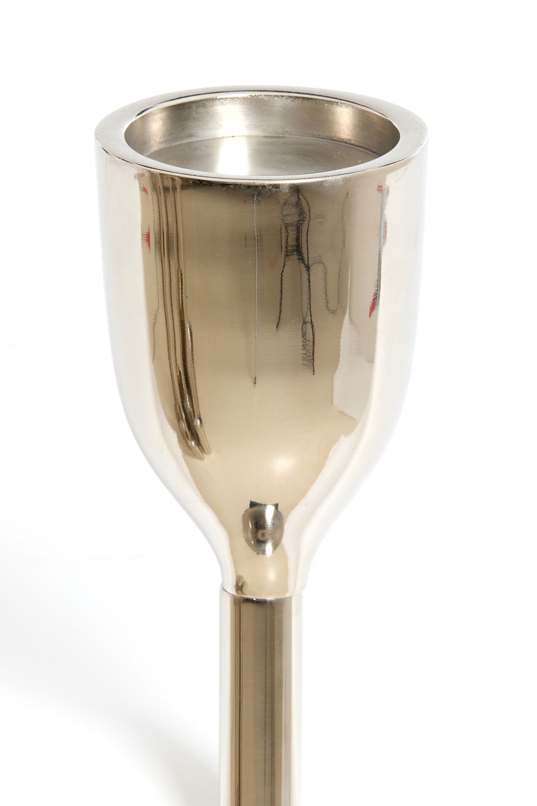 Nahaufnahme eines glänzenden, metallischen Kerzenhalters mit zylindrischer Form und glatter Oberfläche.