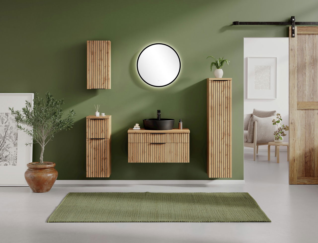 Modernes Waschtisch-Set 80 cm in Holzoptik mit schwarzem Waschbecken, umgeben von grüner Wand und dekorativen Elementen, aus frontaler Perspektive.