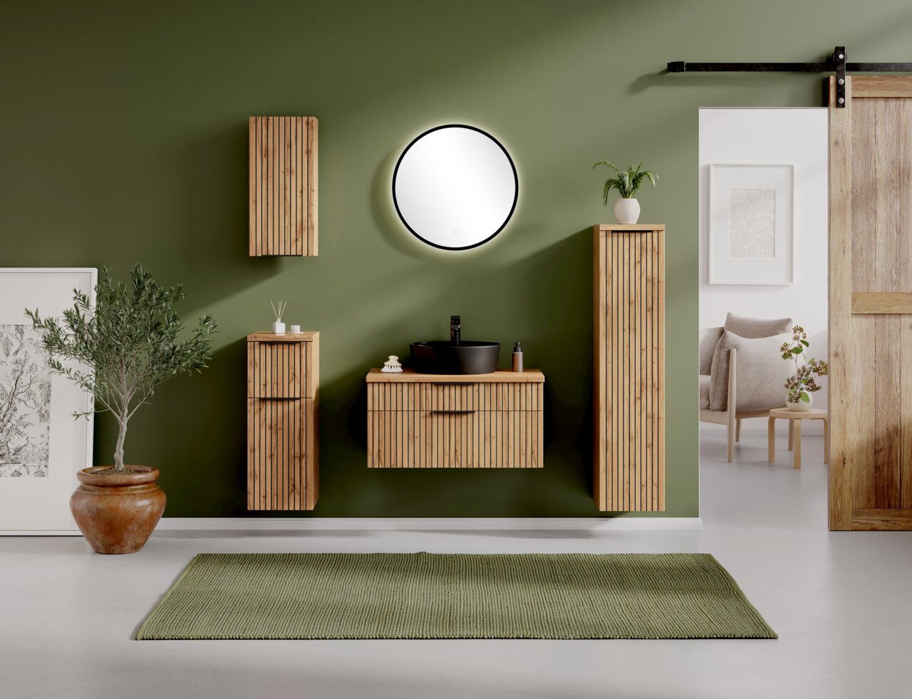 Modernes Waschtisch-Set 80 cm in Holzoptik mit schwarzem Waschbecken, umgeben von grüner Wand und dekorativen Elementen, aus frontaler Perspektive.